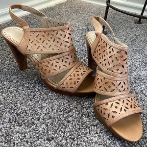 Women’s heeled sandals, woven leather, tan size 9